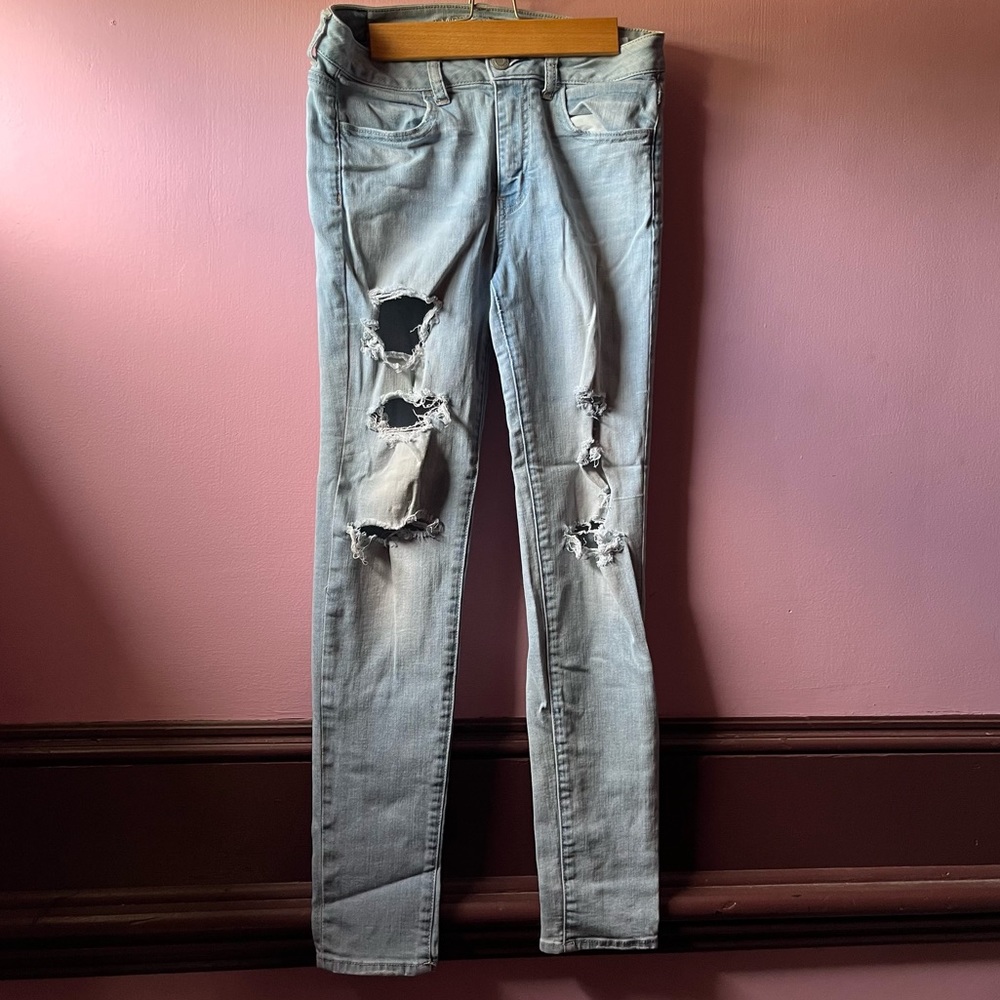 Size 8 AE Hi Rise Ripped Jeggings in Light Wash👖 - Picture 3 of 8